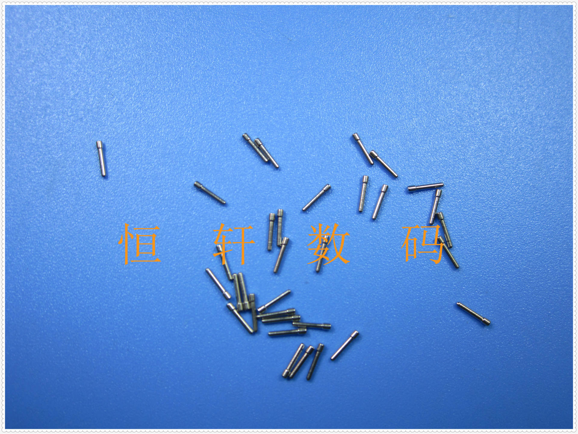 这一年的春晚《难忘今宵》则由黄绮珊、周深、毛不易、汪苏泷等人演唱