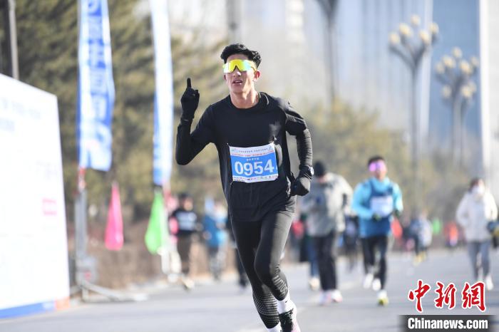 冰点温度下的清晨，西宁市民勇敢开启元旦环城