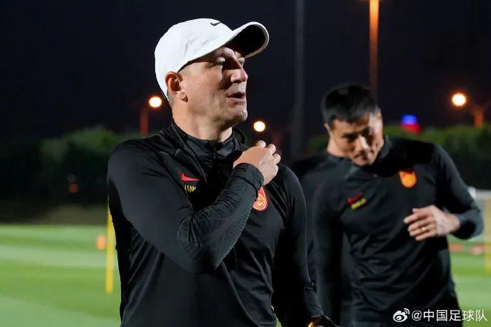 国足今晚亚洲杯首战：阵容更整齐，主帅打“预