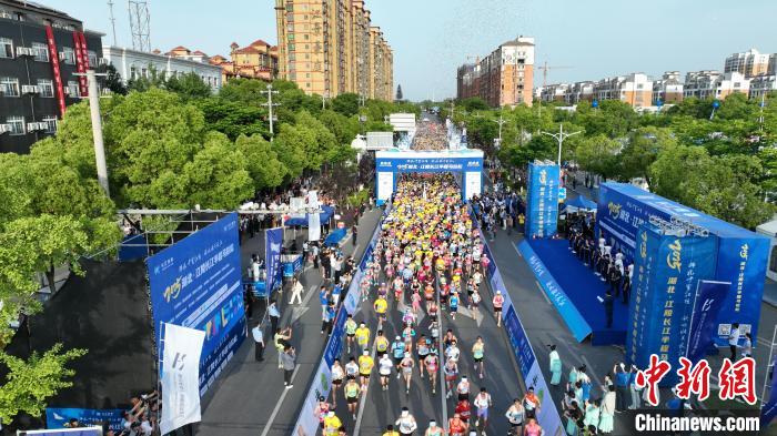 2025湖北江陵长江半程马拉松鸣枪开跑 八千选手畅