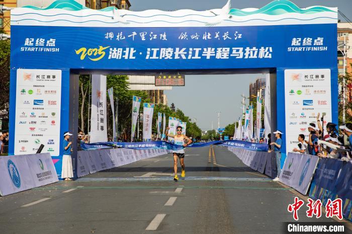2025湖北江陵长江半程马拉松鸣枪开跑 八千选手畅