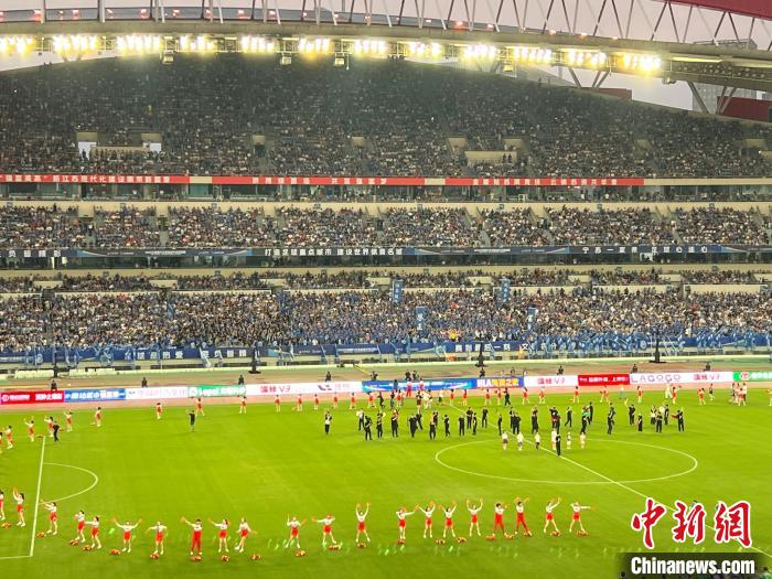 南京苏超主场迎战苏州队创单场观赛人数纪录