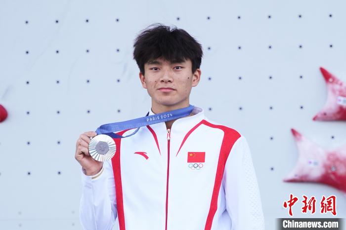 中国选手伍鹏巴黎奥运速度赛摘银 0.02秒差距憾失