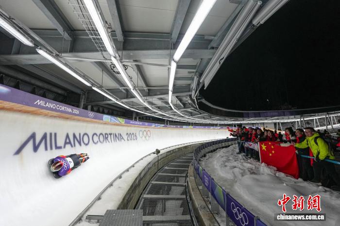 华侨华人助威团为钢架雪车健儿呐喊