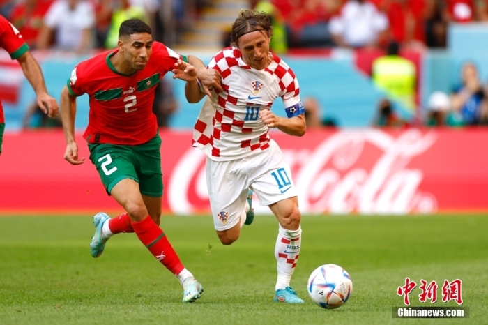 日本队逆转西班牙21头名出线 争议进球成焦点