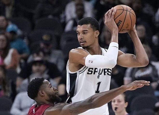 文班亚马41+16创历史最快两双 马刺9连胜登顶西部