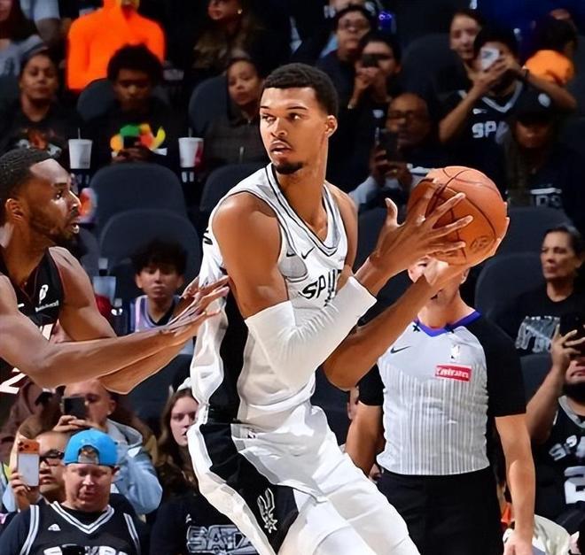 文班亚马41+16创历史最快两双 马刺9连胜登顶西部