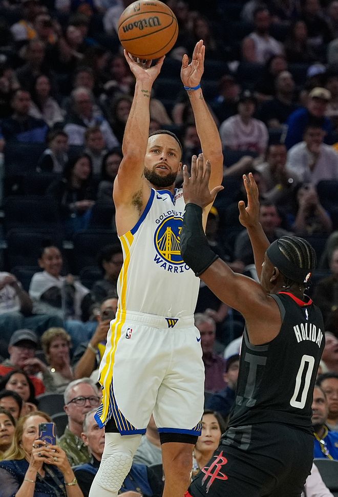 库里复出首战三分绝杀未果 勇士四连败陷困境