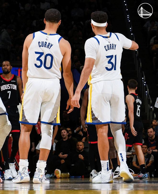 库里复出首战三分绝杀未果 勇士四连败陷困境