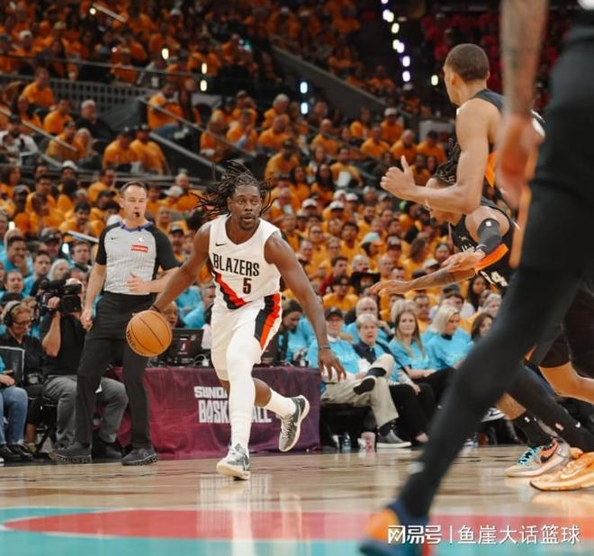 文班亚马季后赛首秀砍35分 马刺大胜开拓者