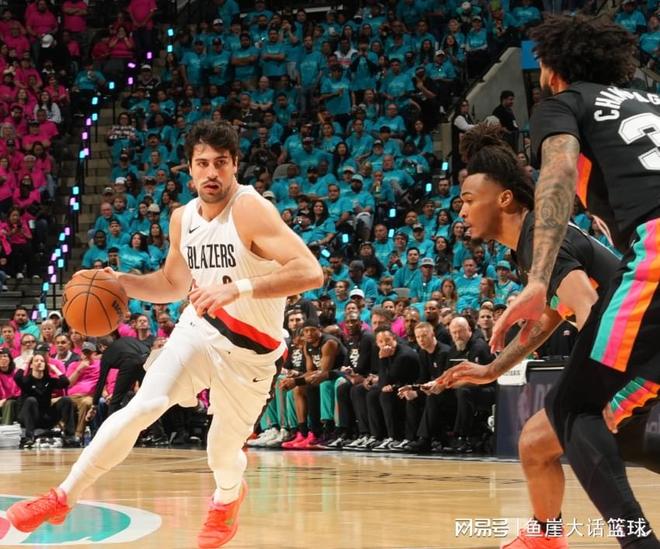 文班亚马季后赛首秀砍35分 马刺大胜开拓者